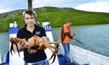 Kaptein, guide, dykker, kokk og til slutt servitør Anton Kalinin (45) har akkurat hentet opp dagens middag fra havet, som han skal tilberede på dekk. Foto: Torild Moland