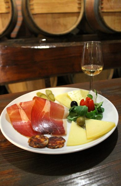 Kroatisk vin smaker aller best sammen med lokal prsut-skinke og ost. Foto: Ida Anett Danielsen 