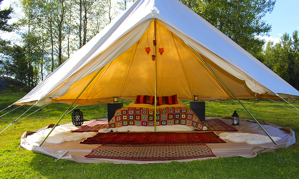 Glamping er garantert fritt for vonde røtter unde rliggeunderlaget og klissete teltduk i nesa om morgenen. Du trenger ikke ta med sovepose engang! Foto: Glamtents