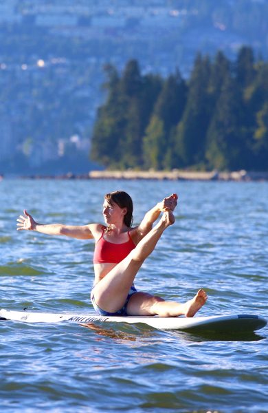 Trenger du en utfordring er det bare å være med på SUP-yoga! Foto: Vancouver Water Adventures