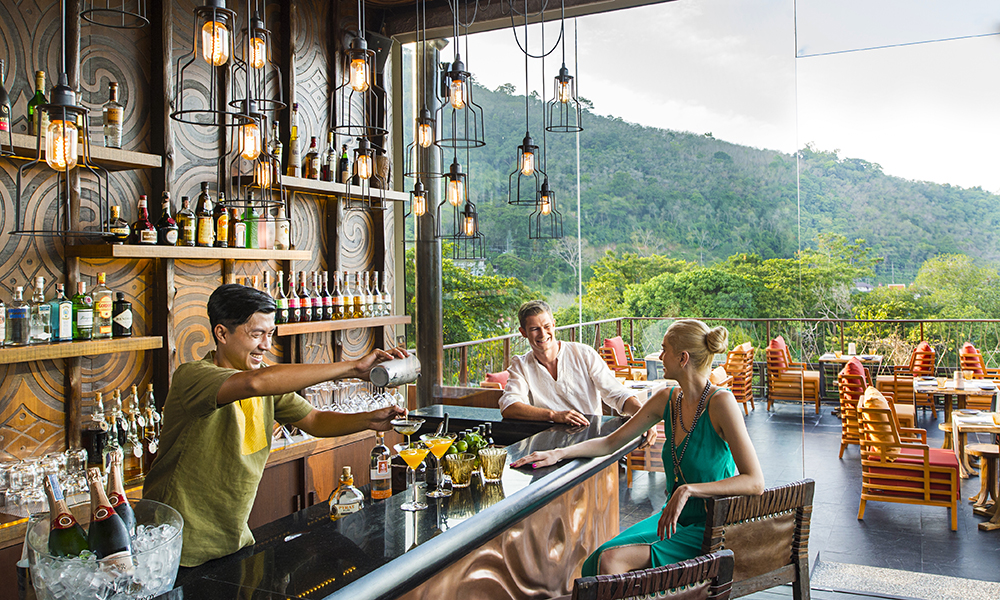 Veggene i hotellets bar og restaurant består av tre og jordlige elementer. Et perfekt sted for å drikke friske drinker og se sola gå ned. Foto: Keemala