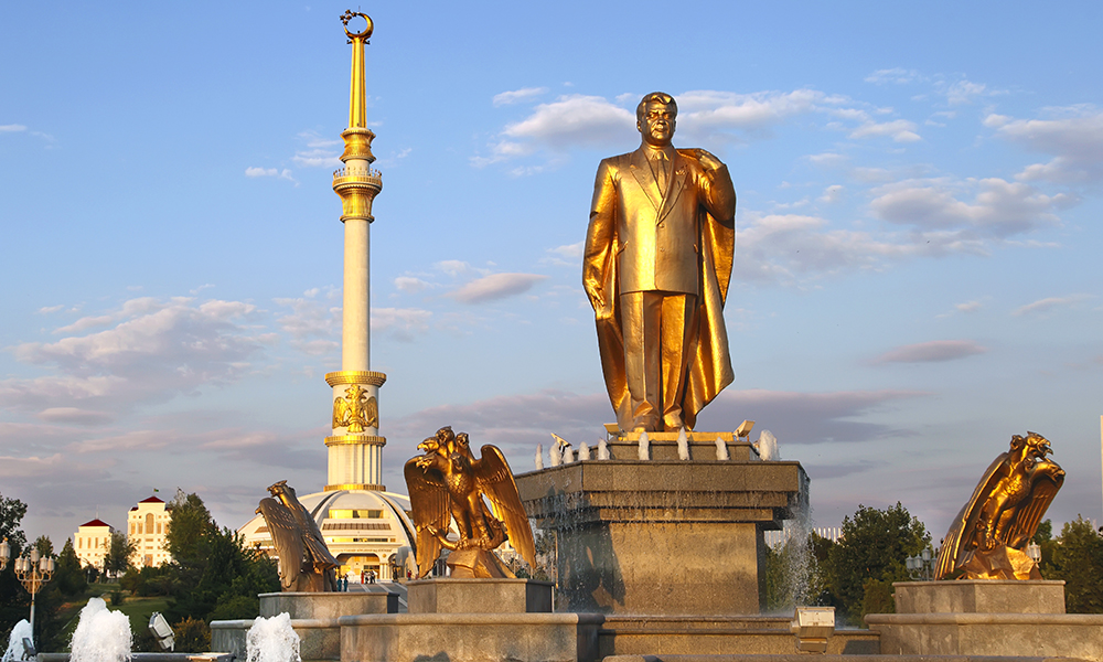 Ekspresident Niyazov fikk reist dette gullforgylte monumentet av seg selv. Etter hans død ble denne tatt ned og erstattet av en sort okse som bærer en engel, som igjen holder en baby – som representerer dagens president. Foto: iStock 