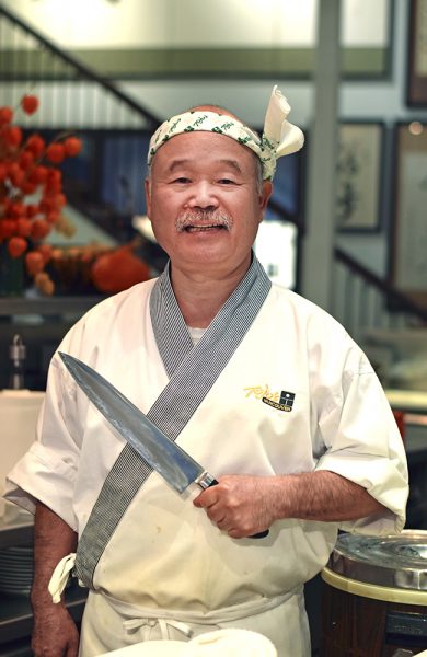 Sushikokk Hidekazu Tojo (67) har servert sushi til både prinsessen av Thailand, Martha Stewart og The Rolling Stones. Foto: Mari Bareksten 
