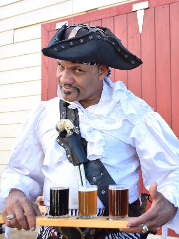 Mikrobryggeriet Pirate Republic Brewing Company i Nassau serverer både øl og øyrikets beste pirathistorier. Foto: Mari Bareksten