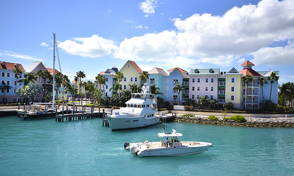Nassau er en fargeklatt av en by. Foto: Mari Bareksten