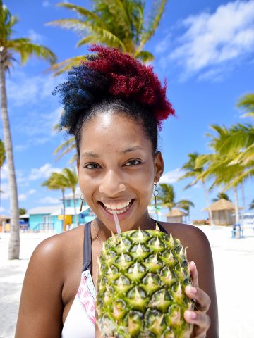 Sjømat, konkylie, tropisk punsj og "rice and pees" - Bahamas smaker godt! Foto: Mari Bareksten