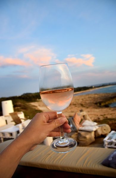 Det gode liv på Formentera betyr blant annet et glass vin i solnedgang. Foto: Mari Bareksten