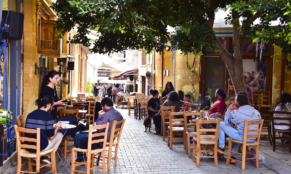 Storbystemning: Hovedstaden Nicosia er delt i to, og livet i den nordlige delen går sin rolige gang. Her er fine kafeer, gode restauranter og historiske perler som det ottomanske caravanseraiet Buruk Han. Foto: Ronny Frimann