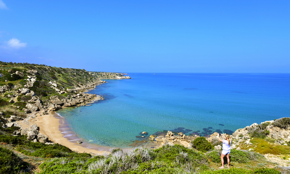 Fotovennlig: Nord-Kypros er full av vakre bukter som dette med turkist hav og solgyllen strand. Øya har 300 dager med sol og gode temperaturer året rundt. Foto: Ronny Frimann