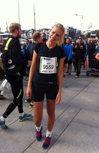Med på turen blir storesøster Ada Gundersen (27). Her fra da søstrene løp Oslo halvmaraton sammen. Foto: Privat 