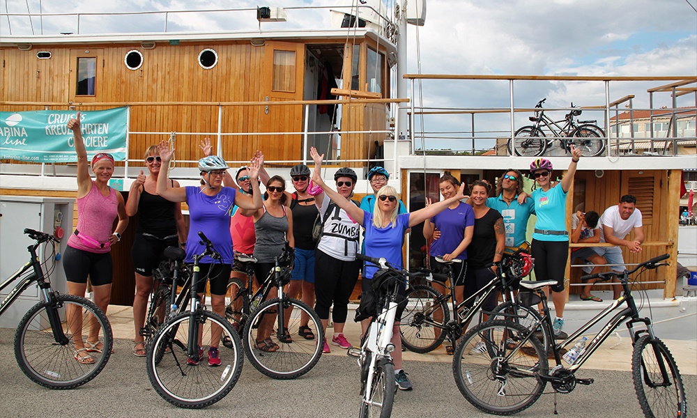 Gjengen er klar for en ny dag på sykkelsetet. Foto: Kari Wallem Bøe 