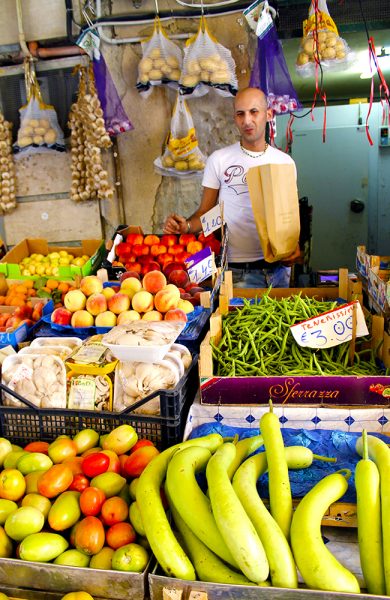 Veien går innom det lokale grønnsaksmarkedet for å plukke opp litt godsaker til middag. Foto: Ida Anett Danielsen 