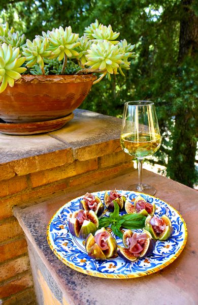 På Sicilia blir det også tid til mye god mat og vin. Foto: Ida Anett Danielsen 