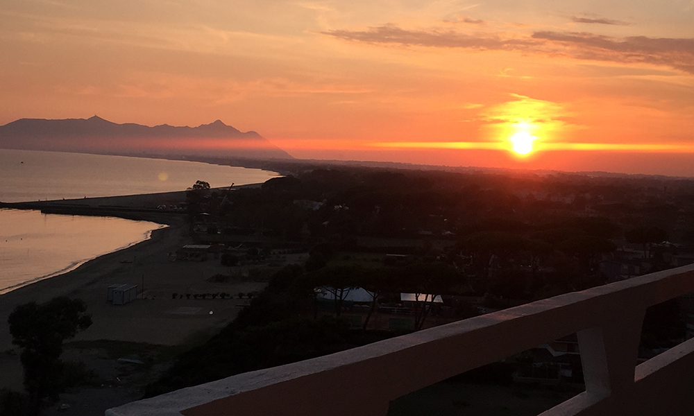 Solnedgang sett fra veranden på hotellrommet. Foto: Anette Moe