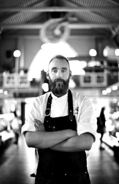 Johan Malm eier fiskerestauranten Restaurant Gabriel sammen med sin far og er regjerende verdensmester i østersåpning. Foto:Tina Stafrén