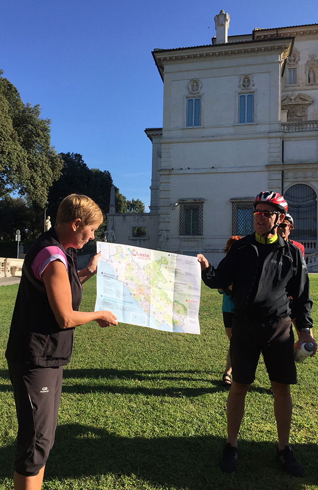 Turguide Heidi viser oss dagens rute med hjelp fra Odd Eirik Tveter. Foto: Anette Moe 