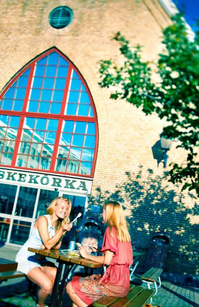 I Feskekörka, som ser ut som en kirke, har det blitt solgt fisk siden 1874. Foto: Bernstone Fotografi AB