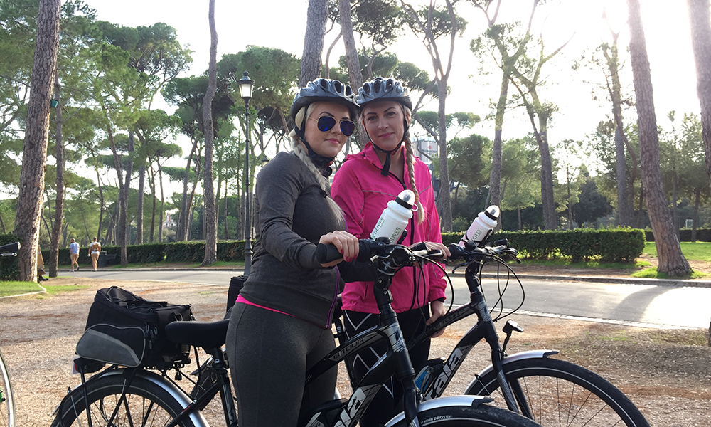 Suzanne og Anette er klare for sykkeltur rundt i vakre Roma. Foto: Anette Moe