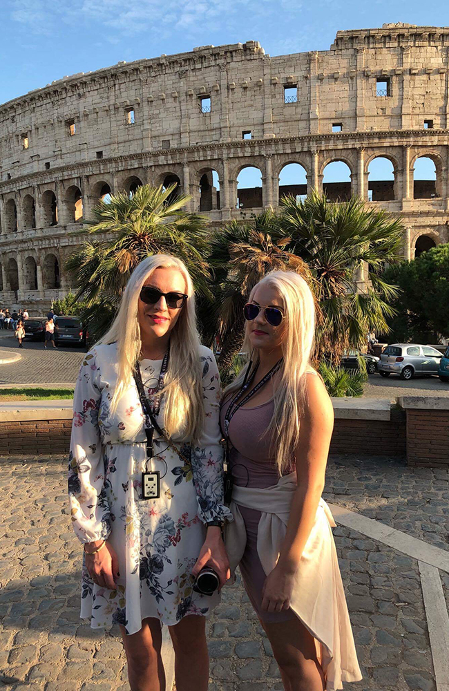 Foran imponerende Colosseum. Foto: Anette Moe 