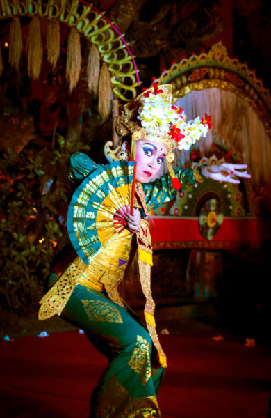 Det oser orientalsk mystikk av de fargerike danseforestillingene i Ubud. Foto: Preben Danielsen 