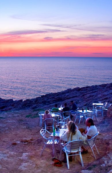 På Ibiza får du noen av Europas fineste solnedganger. Se solen dale i vest og nyt en bedre middag på Hostal Restaurante la Torre. Foto: Mari Bareksten