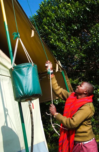 Overdreven dusjing er en utfordring mange steder, men dusjer du i soloppvarmet regnvann på Porini i Kenya, kan du gjøre det med god samvitiighet. Foto: Torild Moland