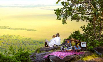 Ved luksuslodgen Angama Mara får du panoramautsikt utover hele savannen. Perfekt for romatisk piknik. Foto: Angama Mara