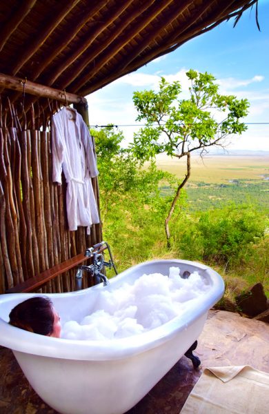 I tillegg til safari kan man på Kilima Camp også nyte utsikten over savannen fra badekaret i lodgens spaavdeling. Foto: Mari Bareksten