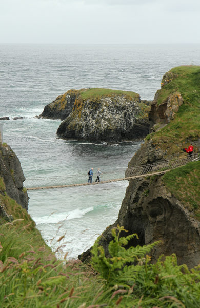 Hengebroer og krappe klipper – naturen på Nord-Irland er både flott og heftig. Foto: Runar Larsen 