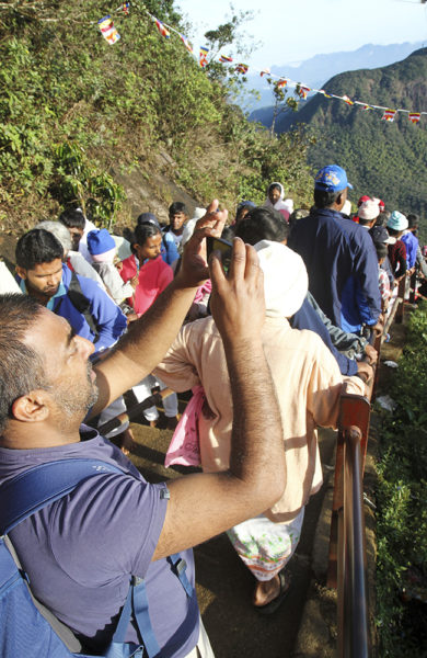 Tusenvis av pilegrimer går i strie strømmer opp til det hellige fjellet i tiden rundt singalesisk nyttår. Foto: Runar Larsen 