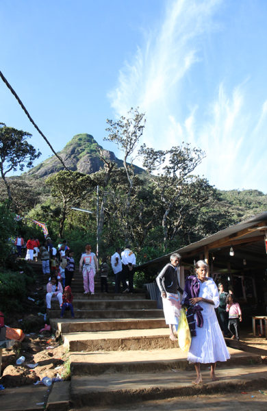 Adams Peak, som kan skimtes i bakgrunnen, er hellig for både buddhister, kristne, hinduer og muslimer, men først og fremst for singalesiske buddhister. Foto: Runar Larsen