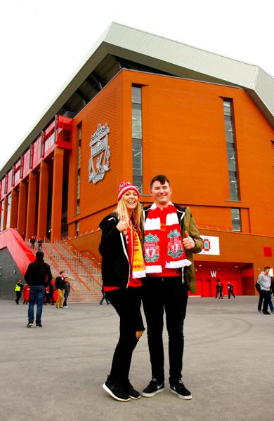 Det er god stemning før kampstart. Beth Main (21) og Marcus Mathers (26) fra Skottland utenfor historiske Anfield. Foto: Runar Larsen