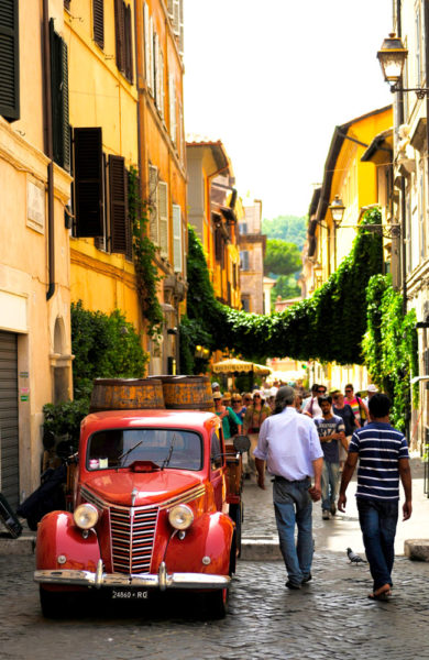 Blant de hyggelige gatene i Trastevere kan du utforske deilig mat og lokalprodusert design. Foto: Paul Hughson