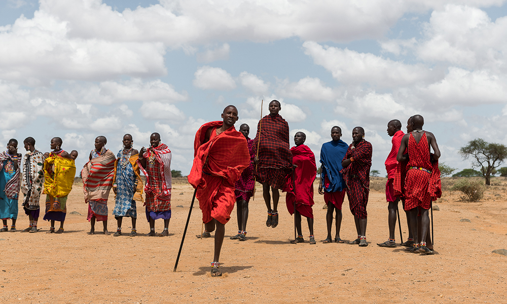 Vi ble tatt vel imot av masaiene og fikk oppvisning i både dans og hvordan de lager bål uten fyrstikker. Foto: Stian Klo 