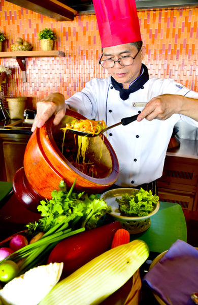 Sjefskokk Prapan lærer gjerne bort noen triks for å lage den perfekte pad thai eller tom kha gai-suppe. Foto: Torild Moland