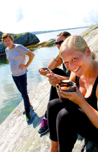 På skjærgårdssafari med Bergen Fjord Adventures er maten garantert kortreist. Noen av ingrediensene plukket vi til og med selv og slang rett i gryta. Foto: Ida Anett Danielsen