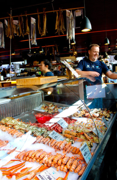 Det blir ikke en ordentlig matvandring i Bergen uten en tur innom fisketorget! Foto: Ida Anett Danielsen