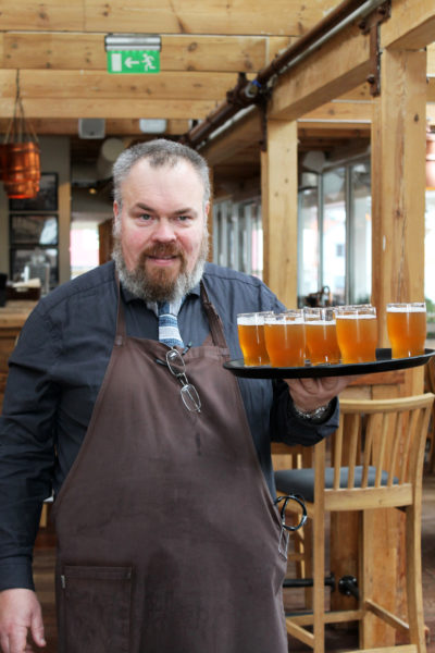 Einar Johansen (51) på Bryggeriet serveres noen av byens beste mikrobrygg. Foto: Ida Anett Danielsen 