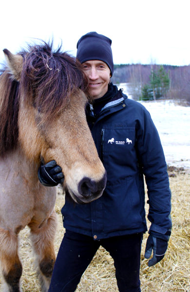 Jonas Fjellgren på Sör Sellnäs Islandshäster har flere ulike rideturer – også for helt uerfarne ryttere. Foto: Ida Anett Danielsen 