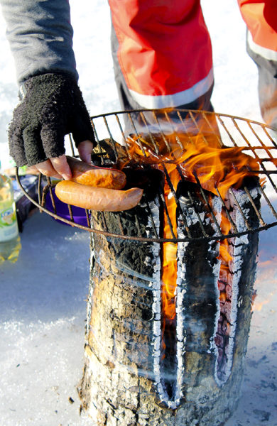 Når fisken uteblir er det godt å ha back up i sekken. Nygrilla pølser og bålkaffe smaker ypperlig på isfisketur. Foto: Ida Anett Danielsen