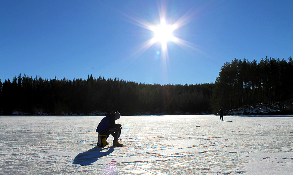 Det gjelder å være tålmodig på isen. Men når omgivelsene ser slik ut er det ikke noe problem. Foto: Ida Anett Danielsen