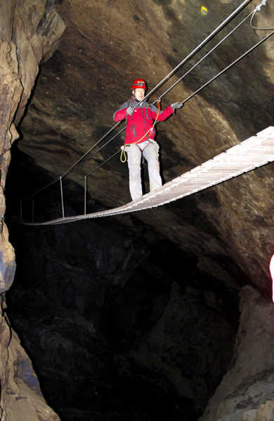 I den gamle malmgruven tar man seg rundt ved hjelp av klatring, vaiere, stiger, hengebroer og zip line. Foto: Ida Anett Danielsen