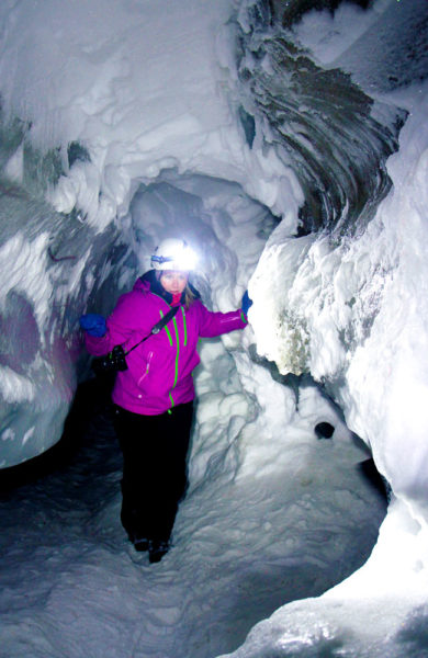 Inne i isgrottene i Longyearbreen har sommerelvene skapt en spennende verden i de mange tusen år gamle isbreene. Foto: Runar Larsen