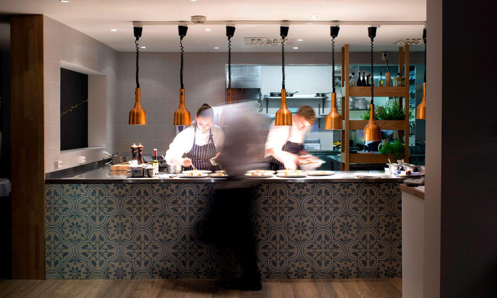 Restaurant Colonialen er en av bergenrestaurantene som har oppnådd White Guide Nordic-status. Her serveres klassiske og årstidsbaserte retter, med unike vinsammensetninger. Foto: Helge Hansen/ Jonas Bostrøm/ Montag.no