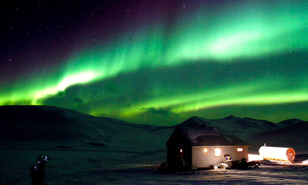 Nordlyset viser fram sine flotteste farger i vinterparadiset. En magisk stemning. Foto: Runar Larsen