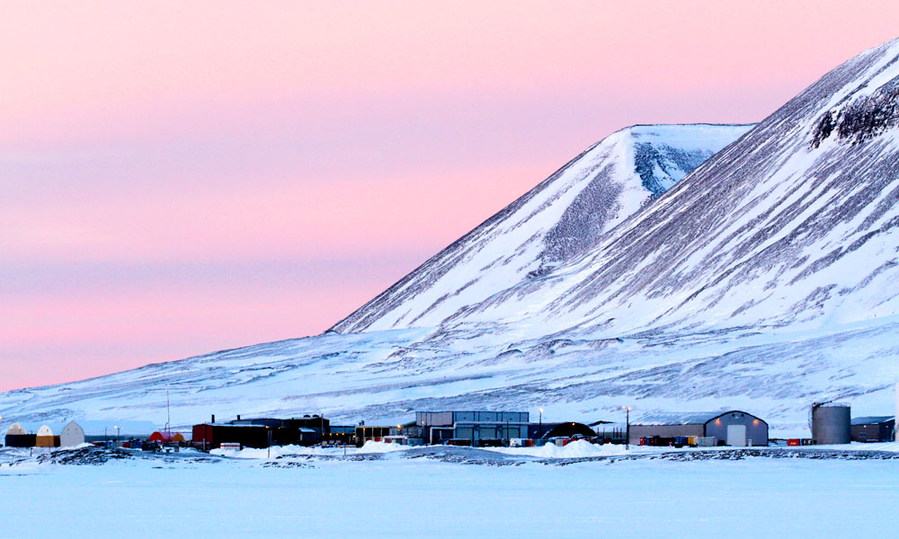 Kulldrift har tradisjonelt vært den viktigste industrien, men i dag er turisme i ferd med å bli det nye gullet. BIldet er fra gruvebyen Svea. Foto: Runar Larsen