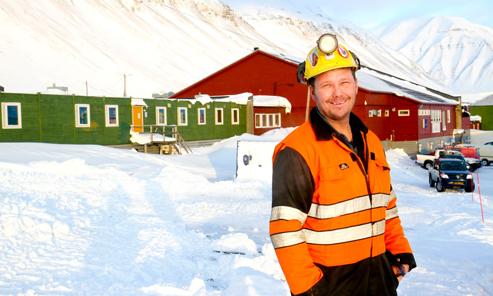 Tommy Forsbakk (42) sikrer nødvendig vedlikehold og sikkerhet i Sveas kullanlegg. Foto: Runar Larsen
