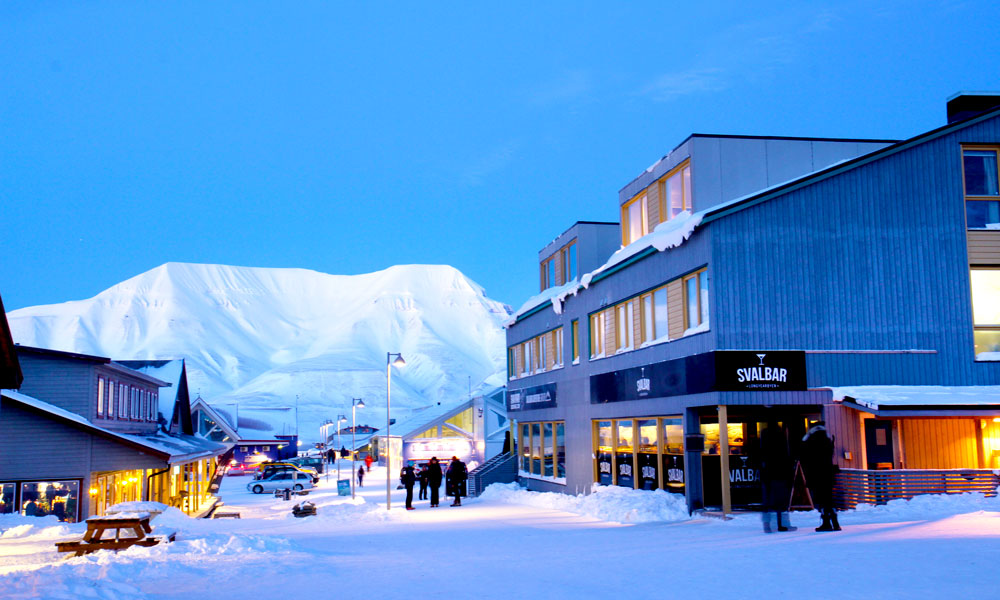 I sentrum av Longyearbyen kan du ferdes ubevæpnet. Utenfor tettsteder er det påbudt med våpen pågrunn av isbjørnfare. Foto: Runar Larsen