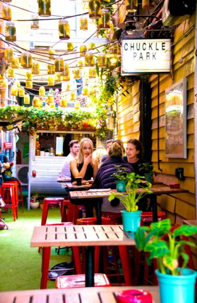 Byens unge innbyggere elsker kaffe nesten like mye som de elsker kaféliv. Foto: Mari Bareksten