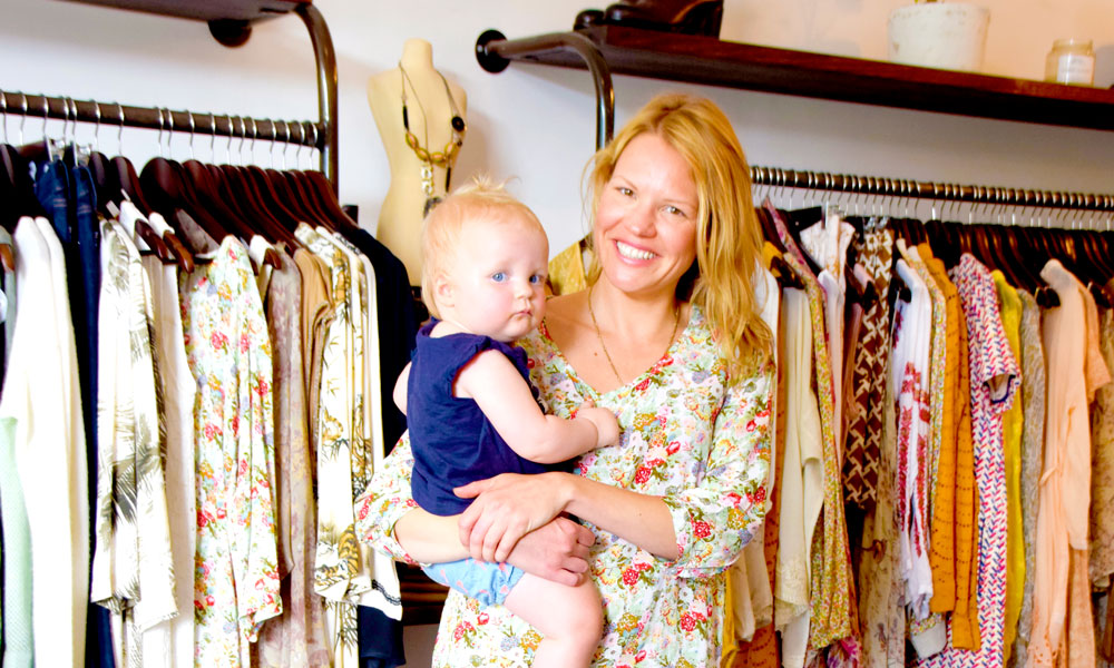 I klesbutikken Who Invited Her i Fitzroy står butikkeier Zoe West (39) med datteren på armen. Sånn er det å drive butikk. Foto: Mari Bareksten